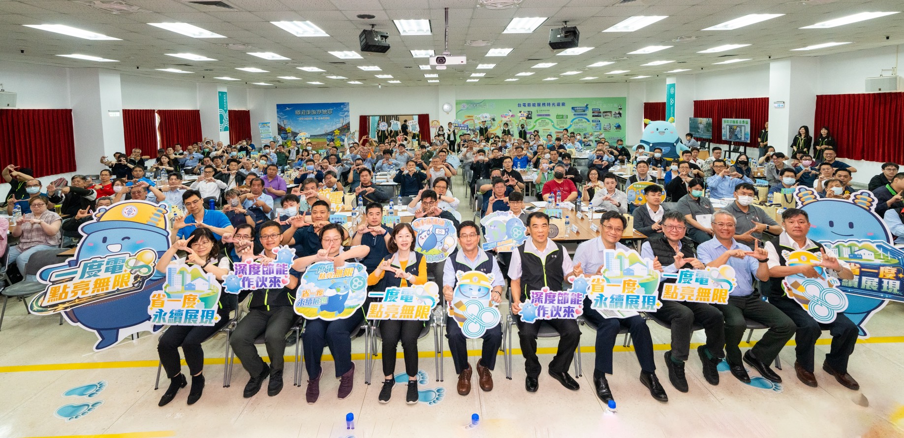 台電15日上午聯合全台區處舉行「一度電點亮無限 省一度永續展現」大用戶座談會。桃園區處場次由台電副總經理陳銘樹(左5)、台電業務處處長鍾思思(左4)、台電桃園區處處長洪通澤(右5)、台灣大電力研究試驗中心蕫事長許國隆(右4)及桃園機場科長黃志宏(右2)等貴賓參與。